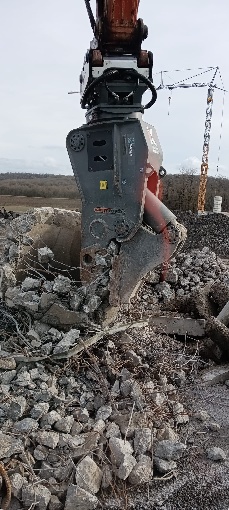 Baumaschine auf Schuttberge
