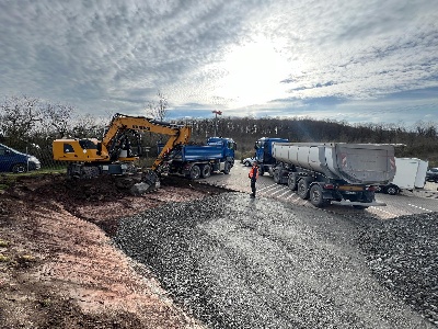 Baustelle mit Maschinen und Lastwagen