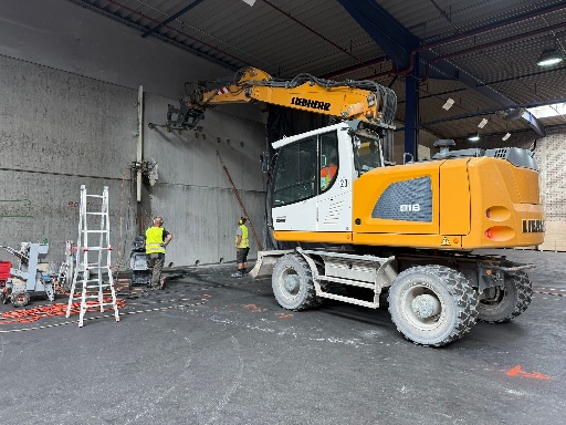 Bauarbeitsplatz mit Bagger und Arbeitern