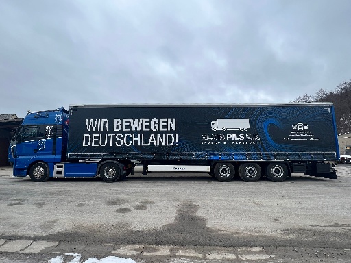 Blauer Lkw mit Werbung