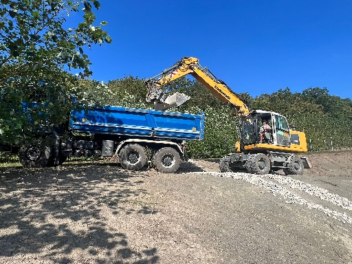 Bauarbeiten mit Lkw und Bagger