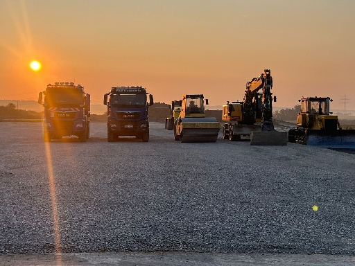 Baufahrzeuge bei Sonnenuntergang