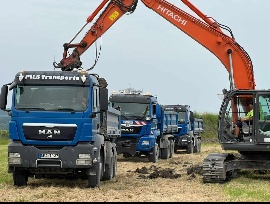 Bauarbeiten mit Lkw und Bagger