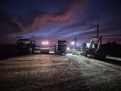 Baugeräte bei Sonnenuntergang